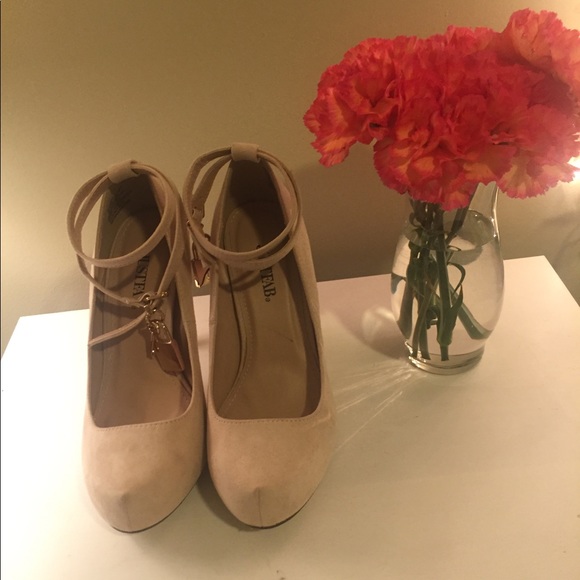 Selling because they just don’t fit me right! - Picture 2 of 4